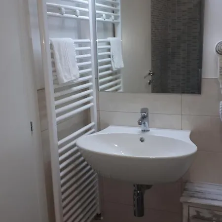 Il Giramondo לינה וארוחת בוקר 3*